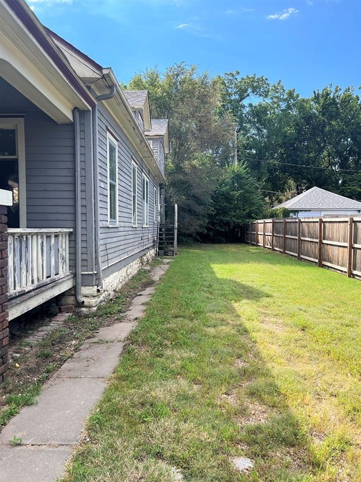 240 S 9th St, Salina, KS 67401