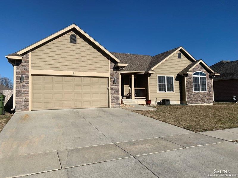 7 Wildcat Cir, Salina, KS 67401