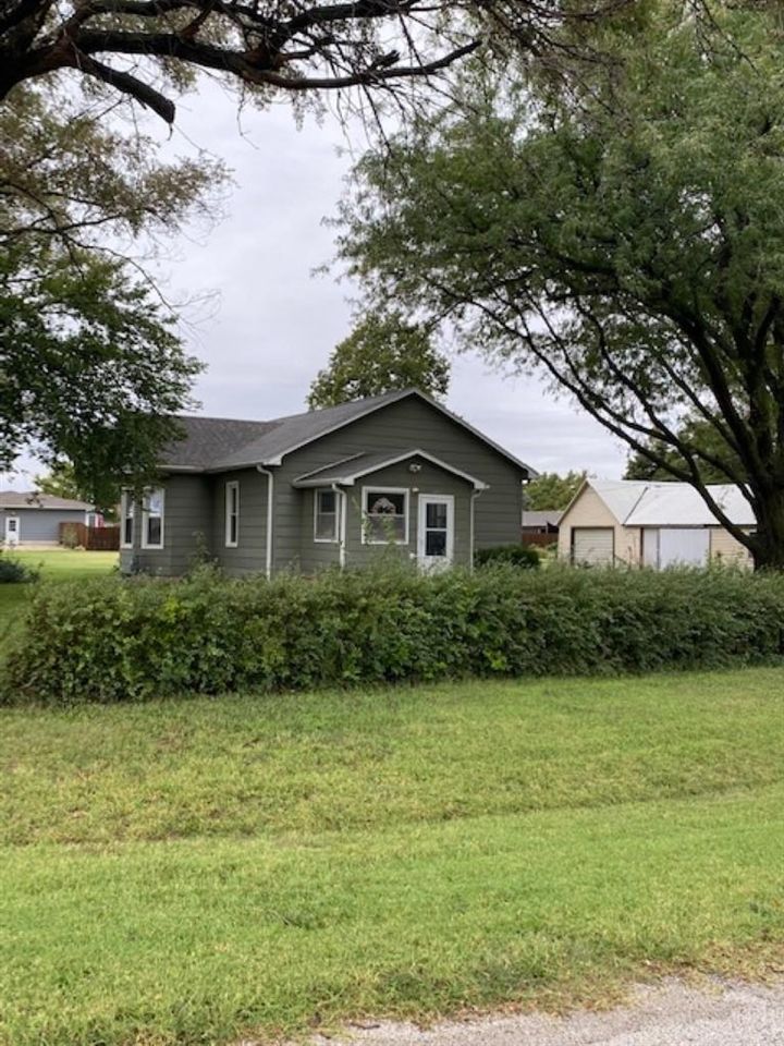 140 S Fairchild Rd, Assaria, KS 67416