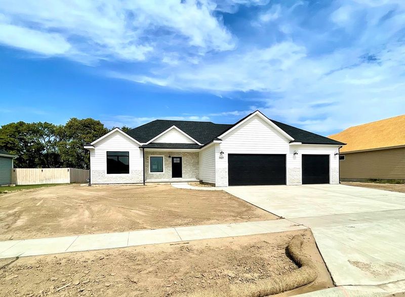 1425 North Shore Dr, Salina, KS 67401