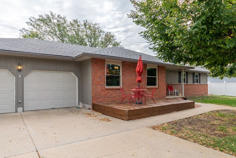 2329 Shalimar Dr, Salina, KS 67401