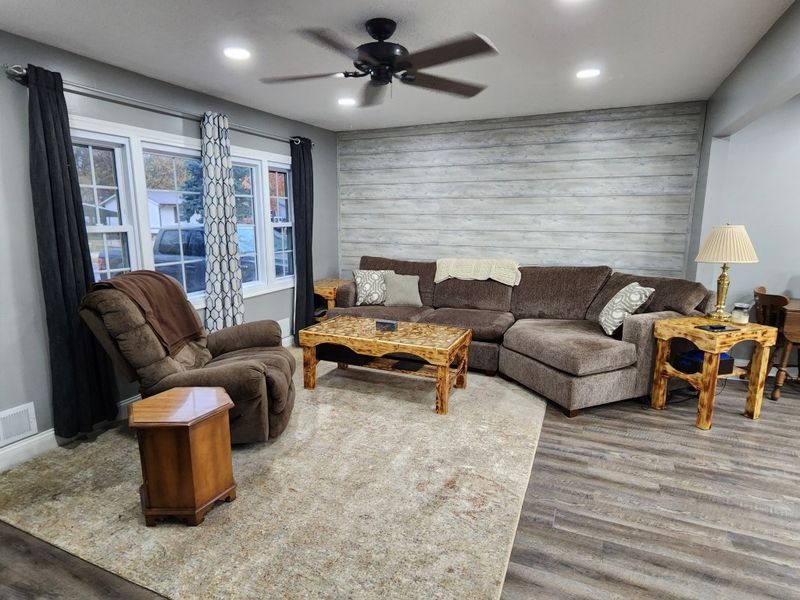 1617 Hickory St, Salina, KS 67401