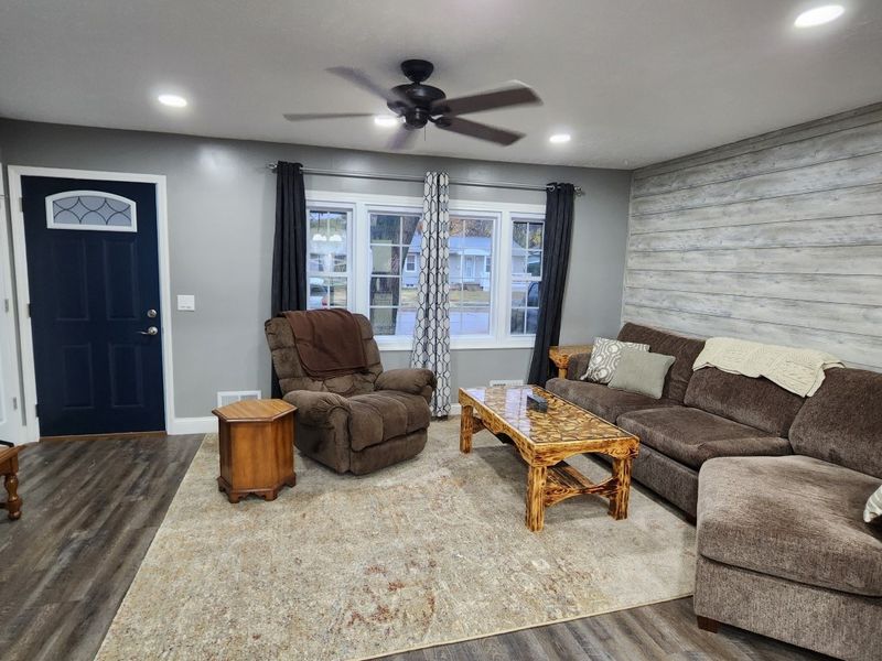 1617 Hickory St, Salina, KS 67401