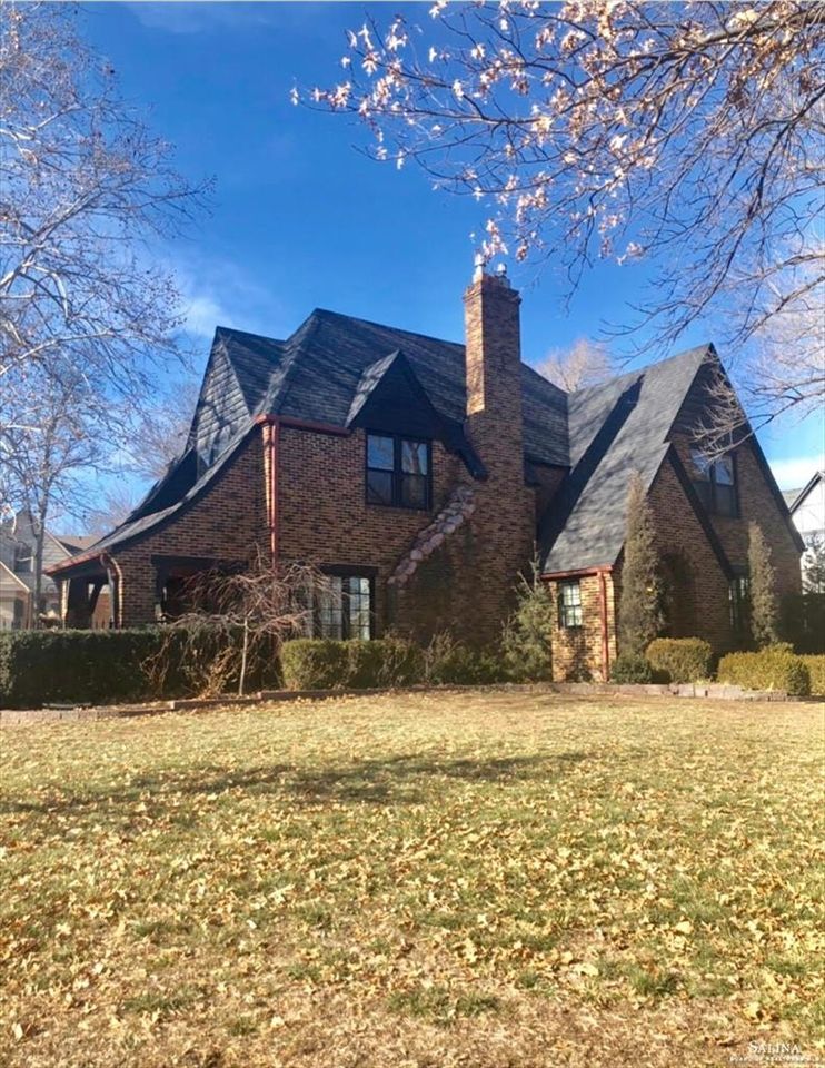 214 Greenway Rd, Salina, KS 67401