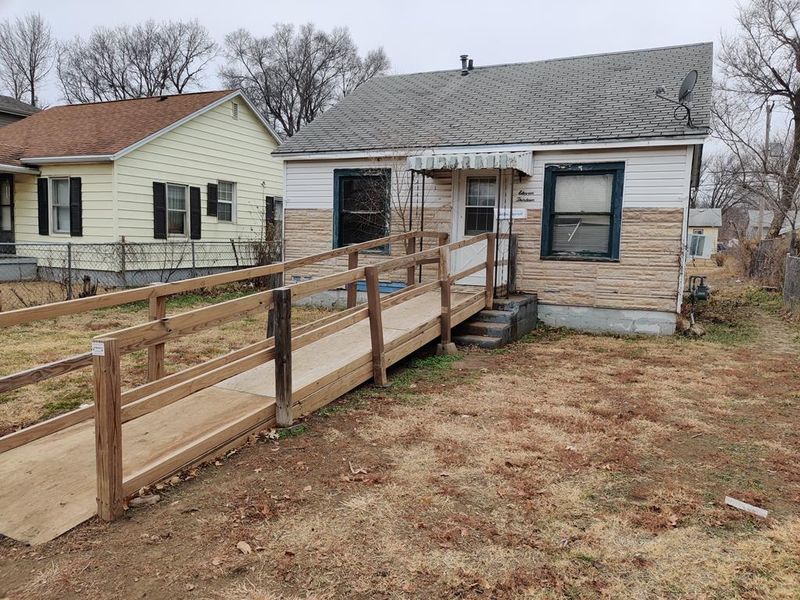 1113 N 10th St, Salina, KS 67401