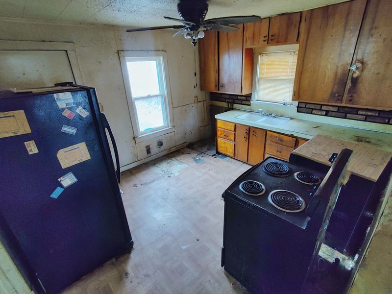 1113 N 10th St, Salina, KS 67401