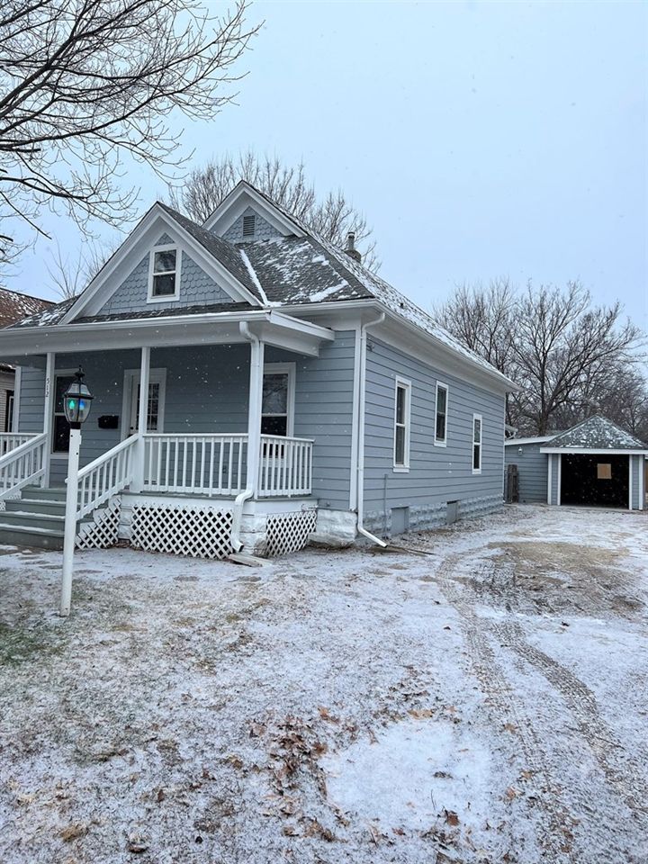 512 S 10th St, Salina, KS 67401