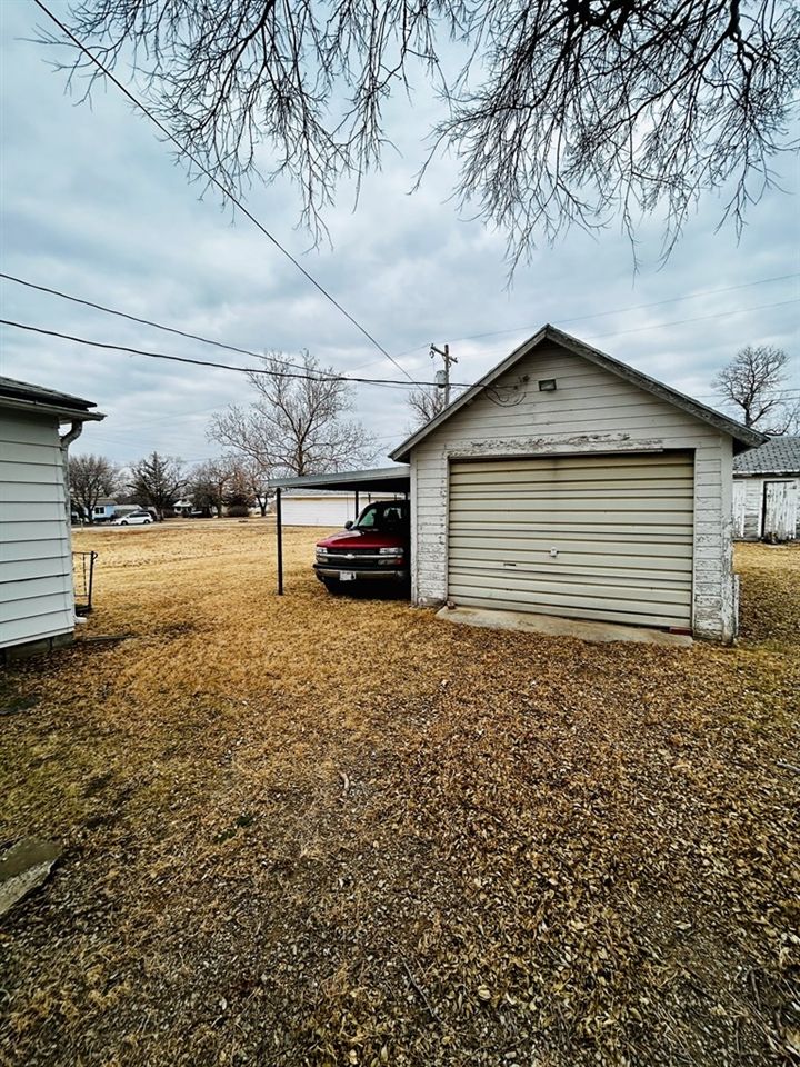 206 E School St, Lincoln, KS 67455