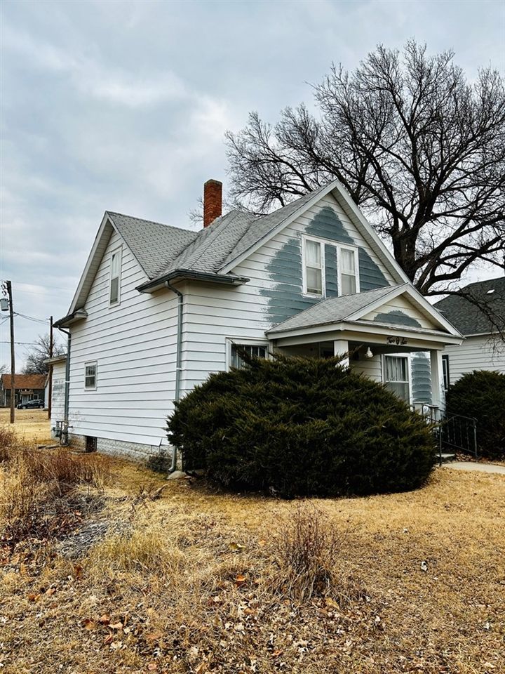 206 E School St, Lincoln, KS 67455