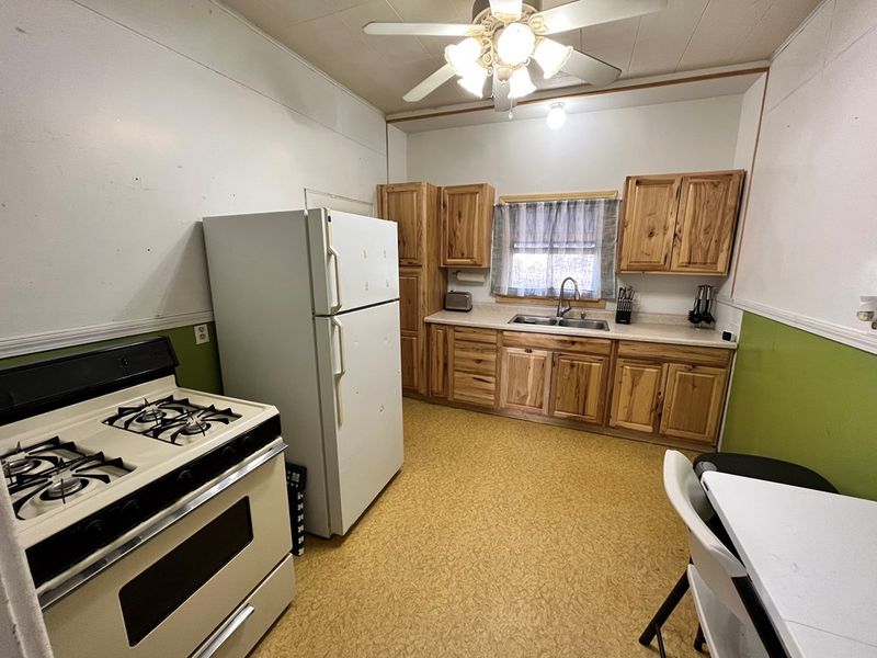 362 W 4th, Hoisington, KS 67544