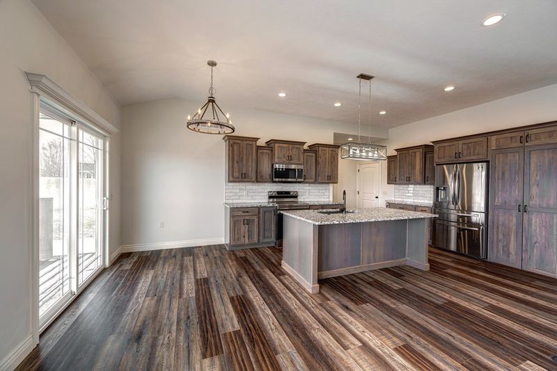 2600 Stonepost Ln, Salina, KS 67401