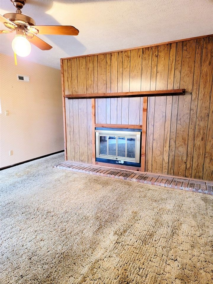 741 Willow Dr, Salina, KS 67401