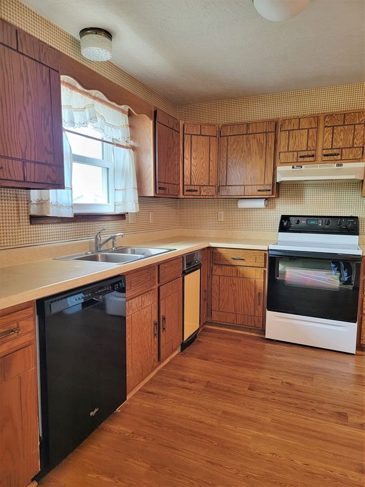 741 Willow Dr, Salina, KS 67401