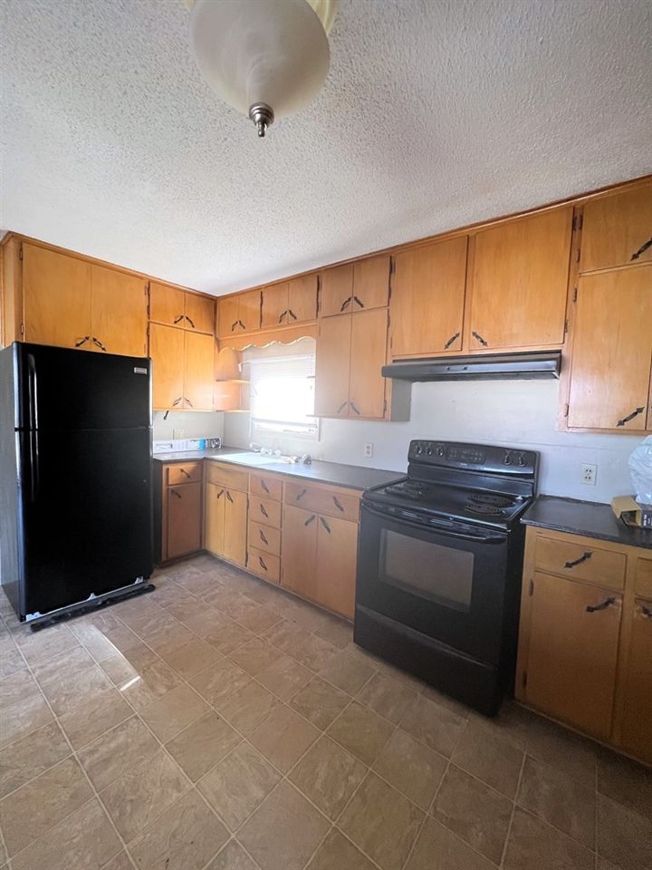 3 Willow Ct, Salina, KS 67401
