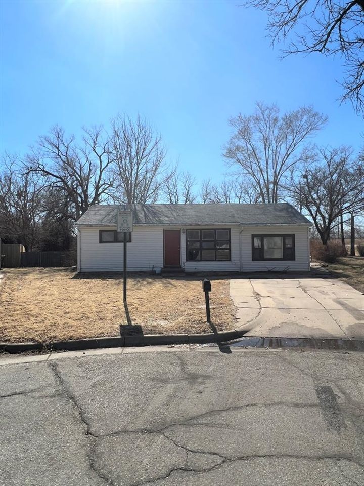 3 Willow Ct, Salina, KS 67401