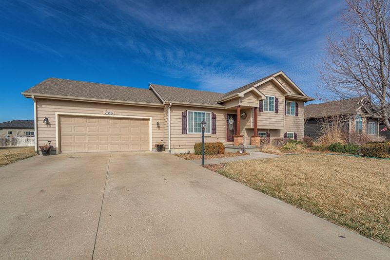 725 Eileen Ln, Salina, KS 67401