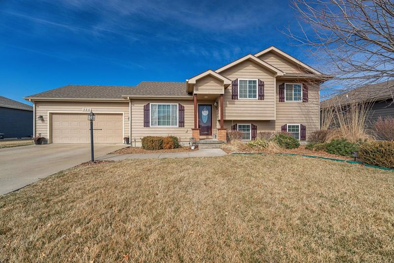 725 Eileen Ln, Salina, KS 67401