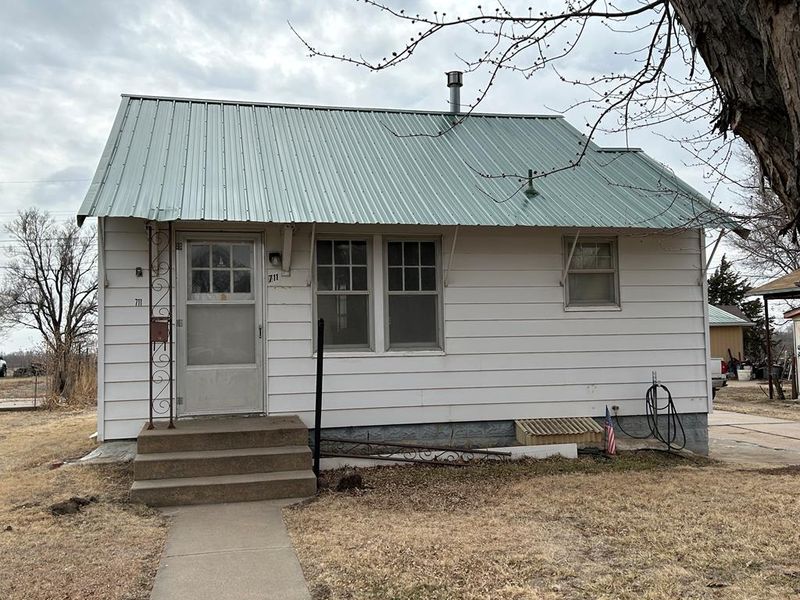 711 E 2nd, Hoisington, KS 67544
