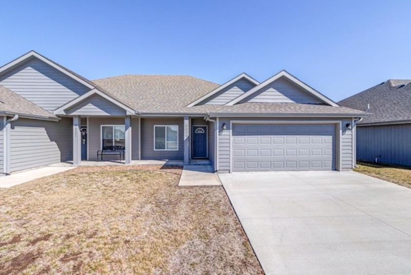 2229 Saddlebrook Dr, Salina, KS 67401