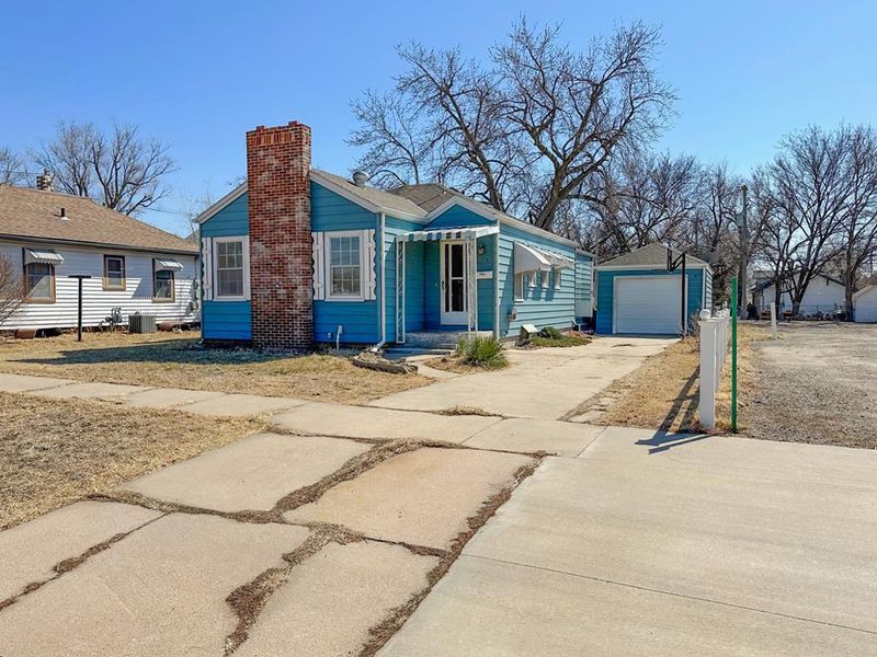 119 E 5th St, Hoisington, KS 67544