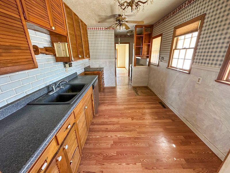 119 E 5th St, Hoisington, KS 67544