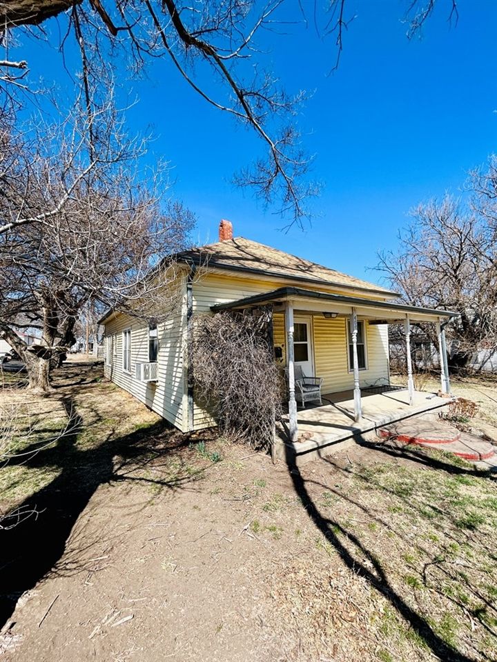 406 E South St, Lincoln, KS 67455