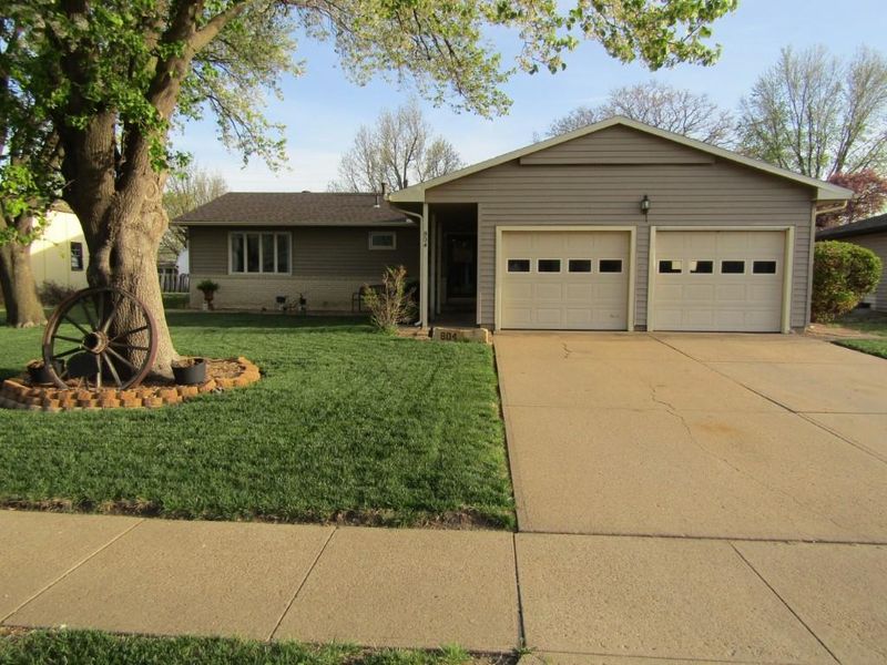 804 E Neal Ave, Salina, KS 67401