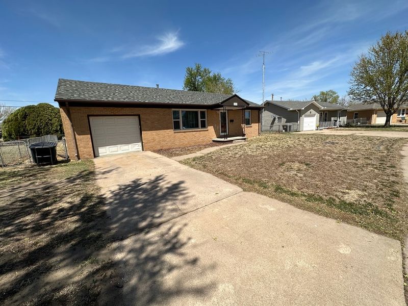 5212 Ridgeway Dr, Great Bend, KS 67530