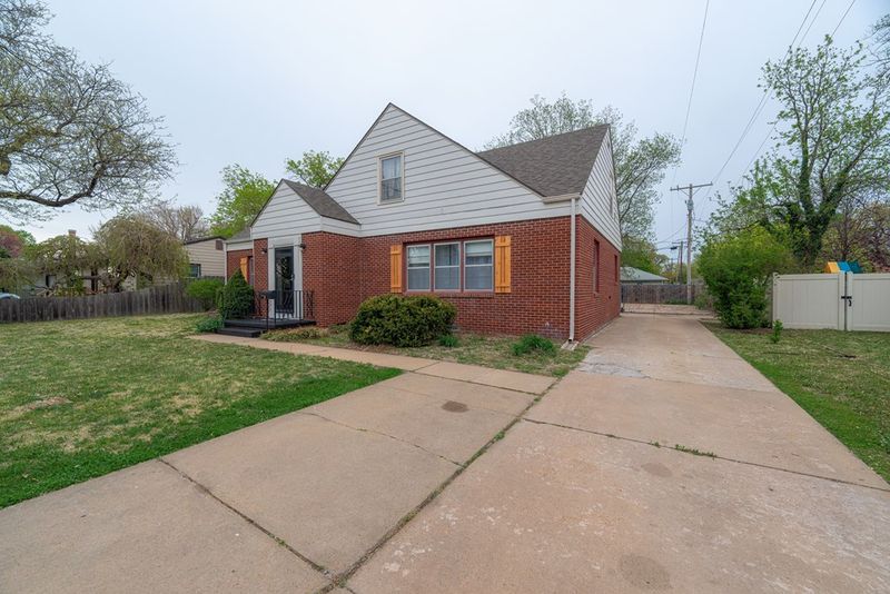 865 Roach St, Salina, KS 67401