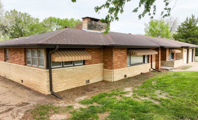 555 Upper Mill Heights Dr, Salina, KS 67401