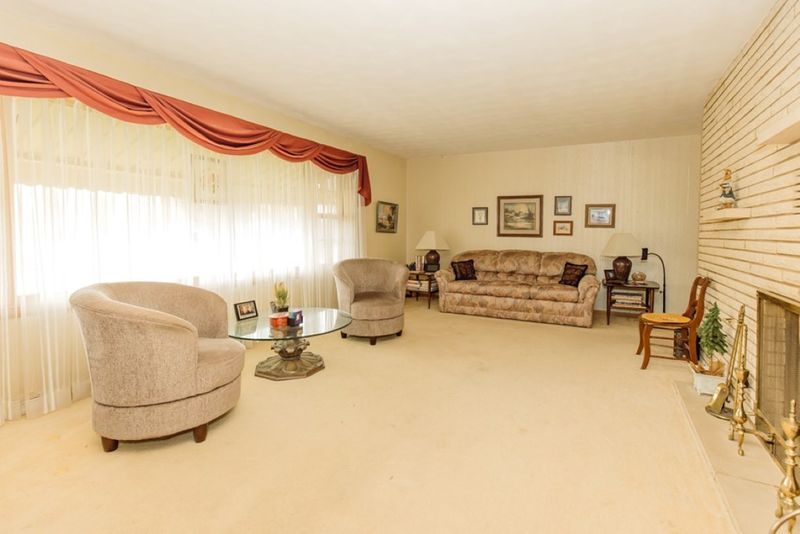 555 Upper Mill Heights Dr, Salina, KS 67401