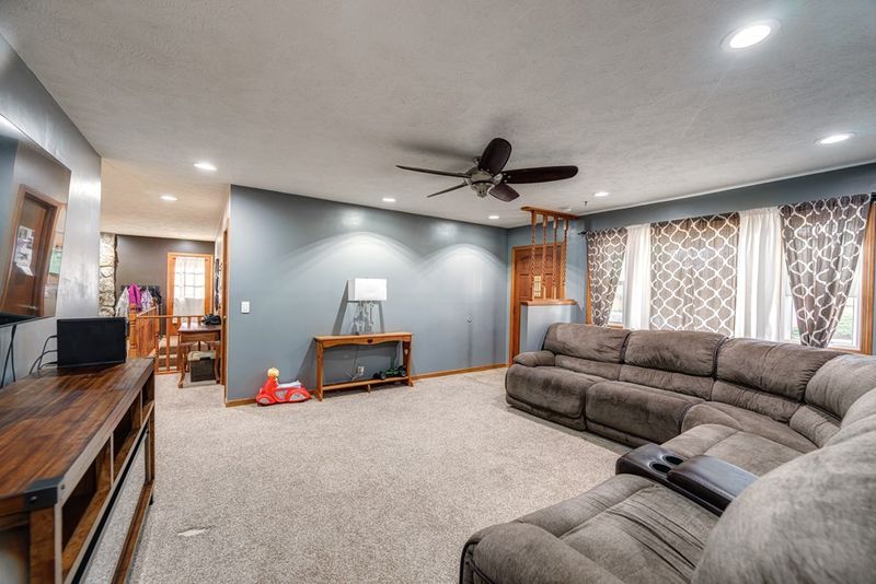 2356 Georgetown Rd, Salina, KS 67401