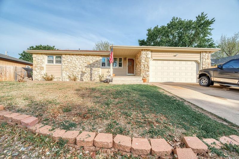 2356 Georgetown Rd, Salina, KS 67401