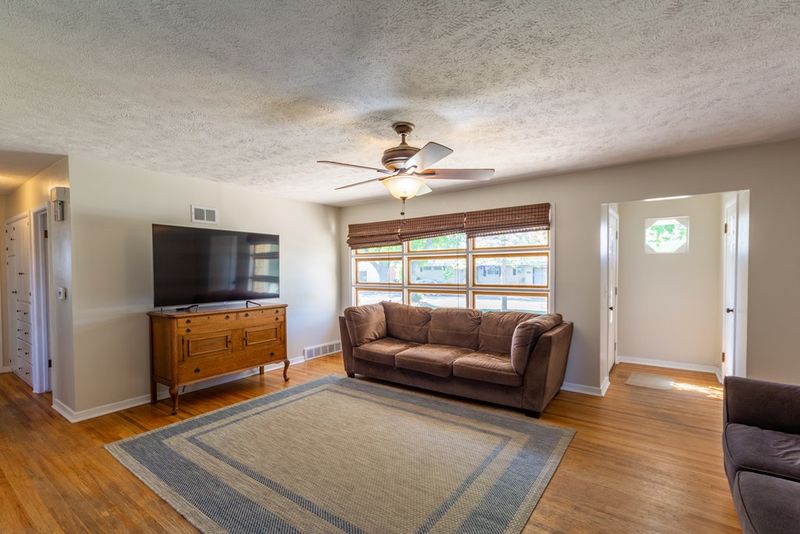809 Mellinger Dr, Salina, KS 67401