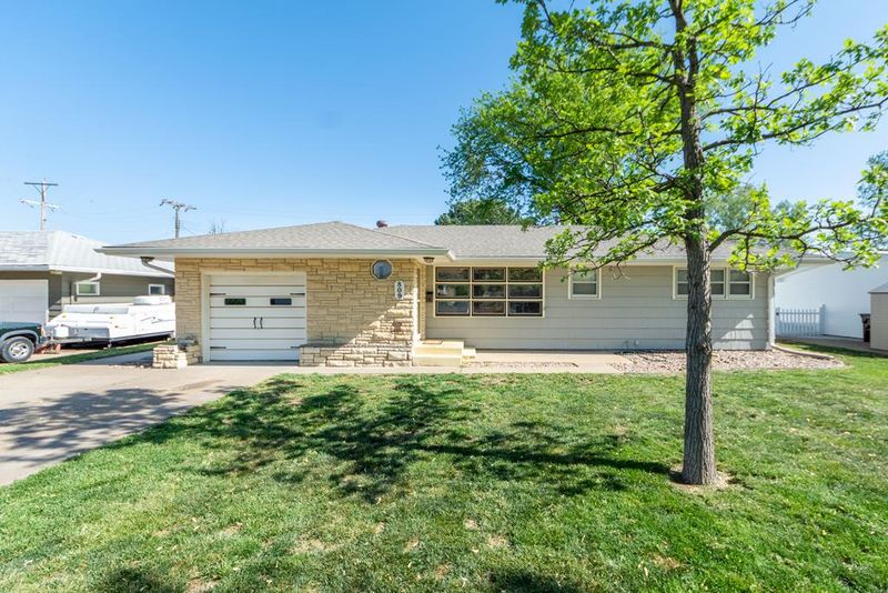 809 Mellinger Dr, Salina, KS 67401