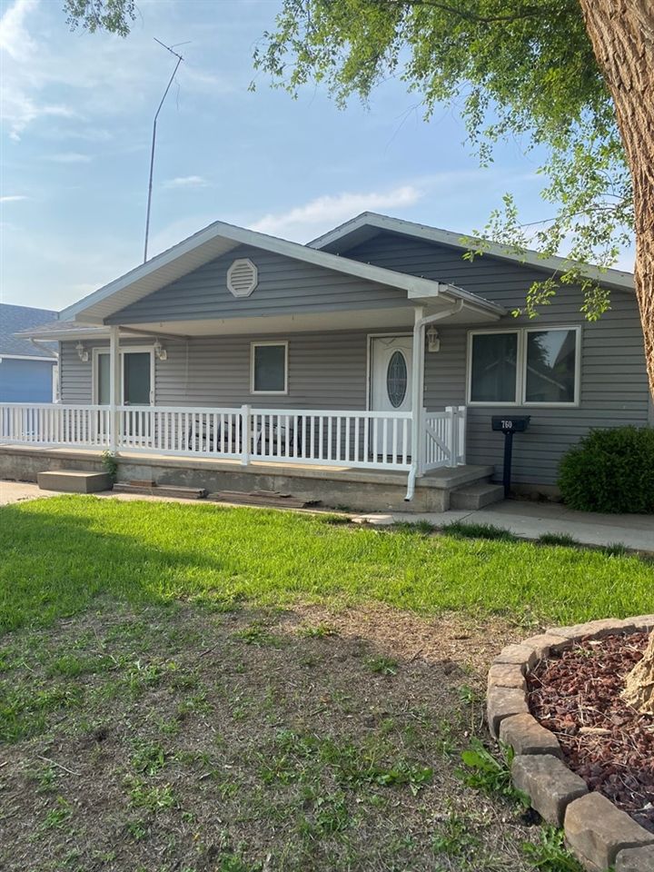 760 W 3rd St, Hoisington, KS 67544