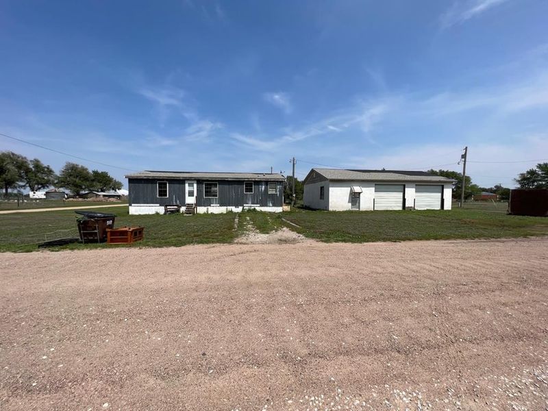 27 4th St Ter, Great Bend, KS 67530
