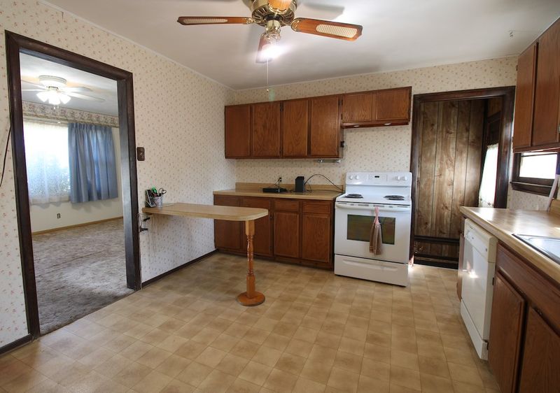 1623 Sycamore, Salina, KS 67401