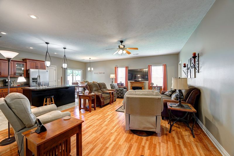 94 Wildcat Cir, Salina, KS 67401