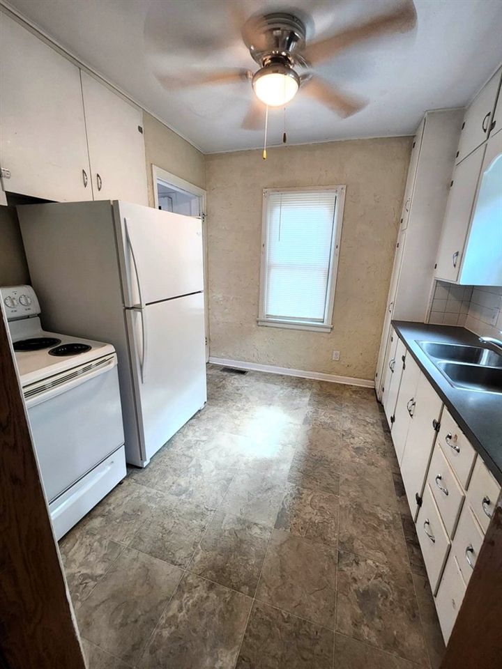 715 S 11th St, Salina, KS 67401