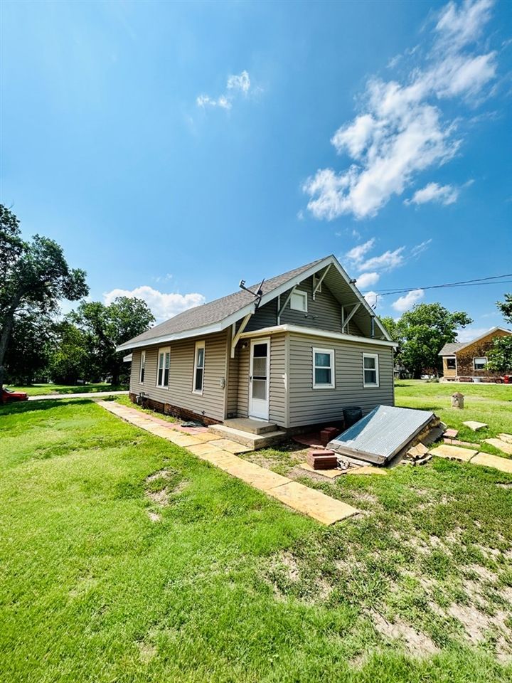 421 S 2nd St, Lincoln, KS 67455