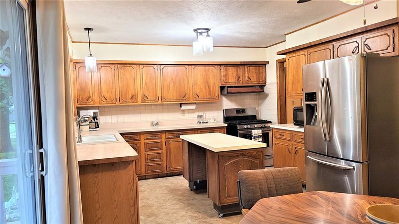 1113 Vassar Dr, Salina, KS 67401