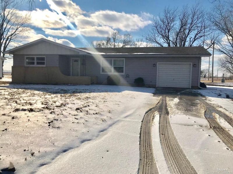 801 S Randall Ave, Moundridge, KS 67107