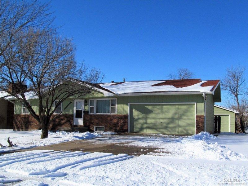 209 E Gail Dr, Salina, KS 67401