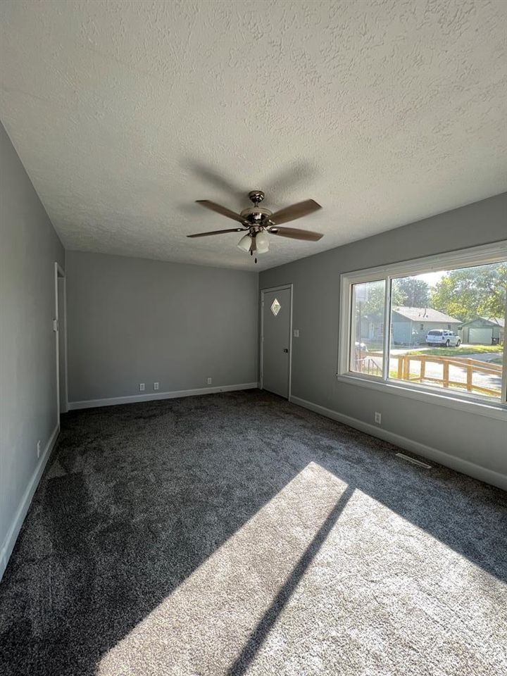 861 Hancock Ave, Salina, KS 67401