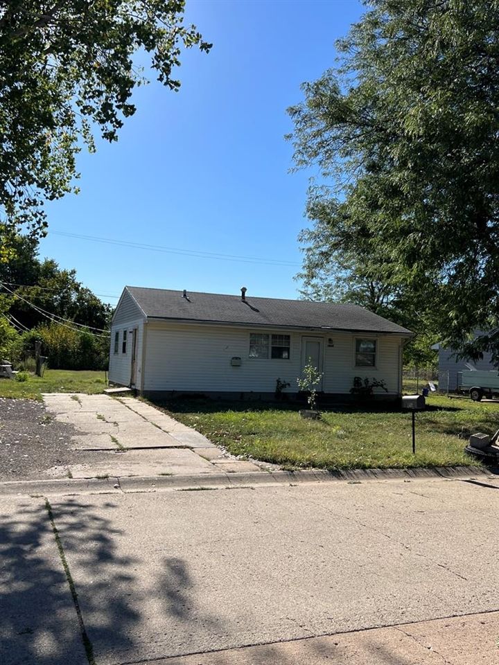 1909 Dover Dr, Salina, KS 67401