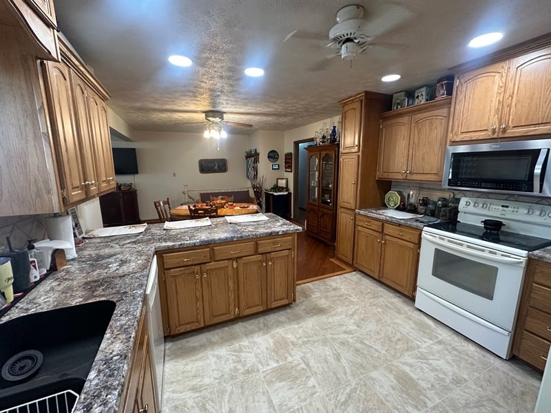 3208 27th St, Great Bend, KS 67530