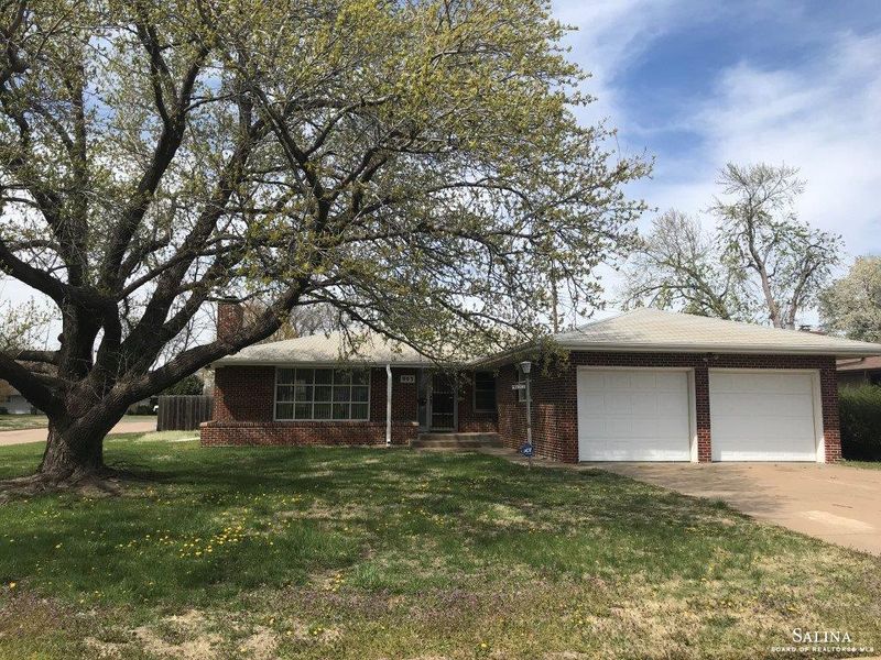903 Mcadams Rd, Salina, KS 67401