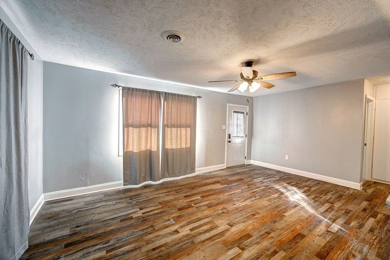 830 Cherokee Dr, Salina, KS 67401