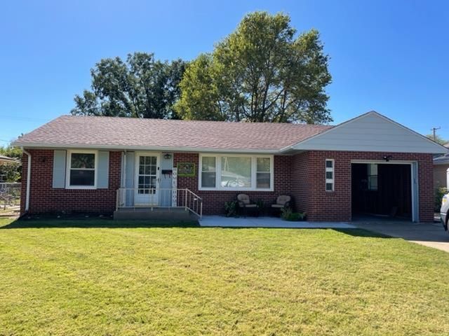 906 E Minneapolis, Salina, KS 67401